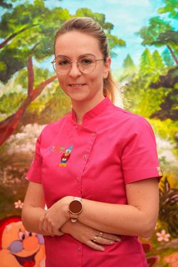 Pracownica żłobka w stroju służbowym, ujęcie portretowe.